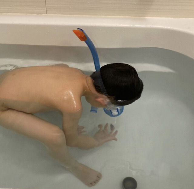 お風呂でシュノーケリングの練習をする5歳